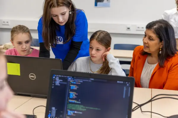 Nieuwe studenten zijn aan het werk achter computers op girlsday van ICT