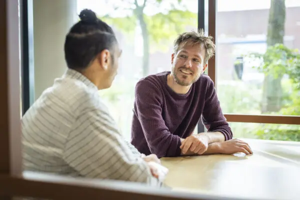 Vertrouwenspersoon in gesprek met een student