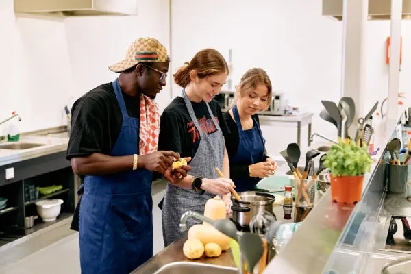 MBO-studenten Entree Horeca en voeding tijdens een praktijkles in de keuken bereiden samen soep