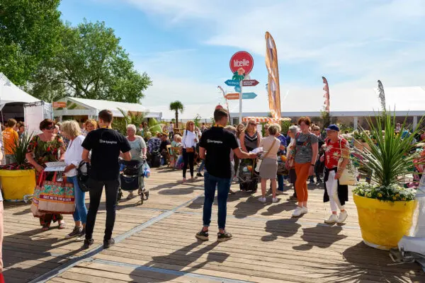 Groot festivalterrein met veel bezoekers waar mbo studenten werken in de praktijk