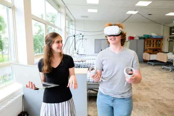 Mbo-studenten Zorg en Welzijn oefenen met een VR-bril