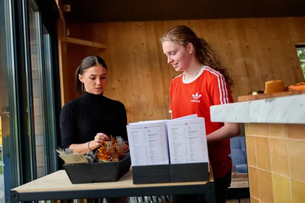 MBO-studenten Horeca Gastvrouw poleert bestek in een stagebedrijf
