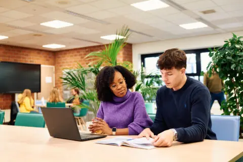 Student marketing en zijn docent zijn in gesprek