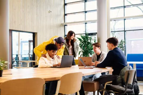MBO-studenten marketing met elkaar in gesprek in de kantine