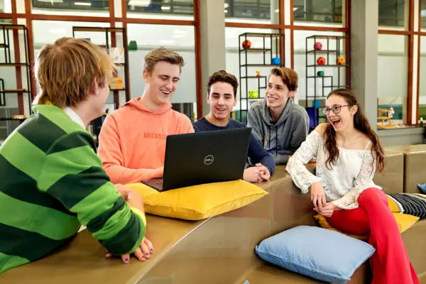 Groep studenten onderwijsassistent heeft lol in praktijklokaal