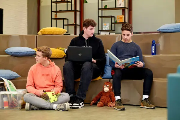 MBO studenten onderwijsassistent werken zelfstandig in het praktijklokaall