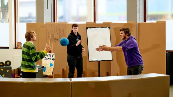 MBO-studenten onderwijsassistent oefenen een balspel voor een flipover