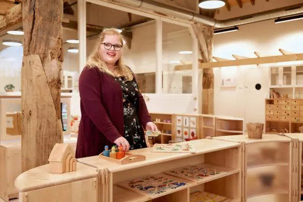 MBO studente Pedagogisch medewerker/Kinderopvang in een klasruimte voor kleuters