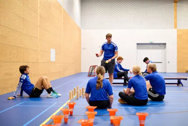 Mbo-studenten Sport krijgen instructie in een sporthal