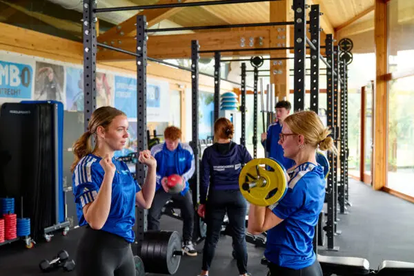 MBO studenten Sport werken samen in de fitnessruimte