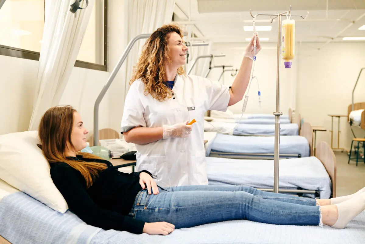 mbo-studenten zorg en welzijn oefenen om en om als patiënt