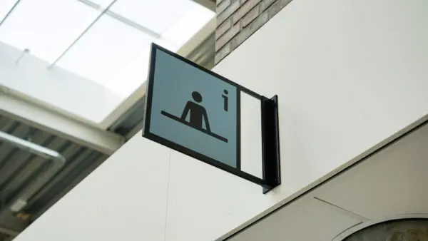 Het icoon voor informatie boven de entreebalie bij MBO Utrecht