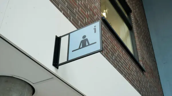 Het icoon voor informatie boven de entreebalie bij MBO Utrecht