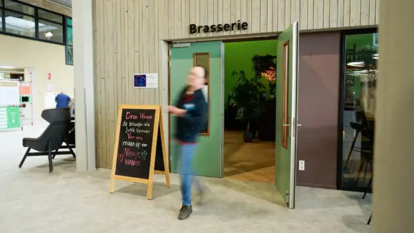 Iemand loopt de Brasserie uit bij MBO Utrecht