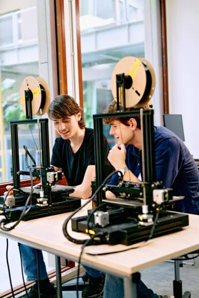 Studenten engineering werken met 3d-printers