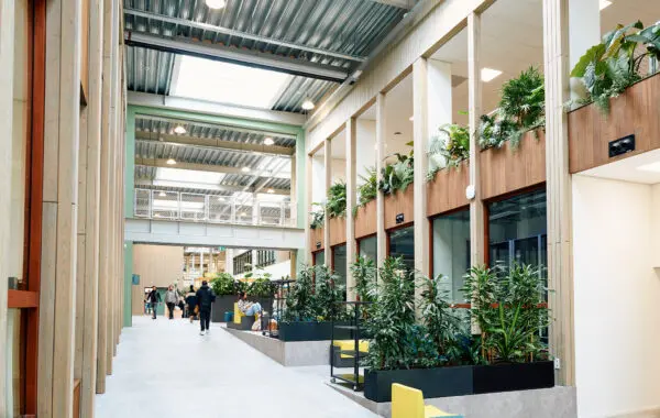 Mbo-studenten lopen door de groene binnenstraten van de Onderwijsboulevard