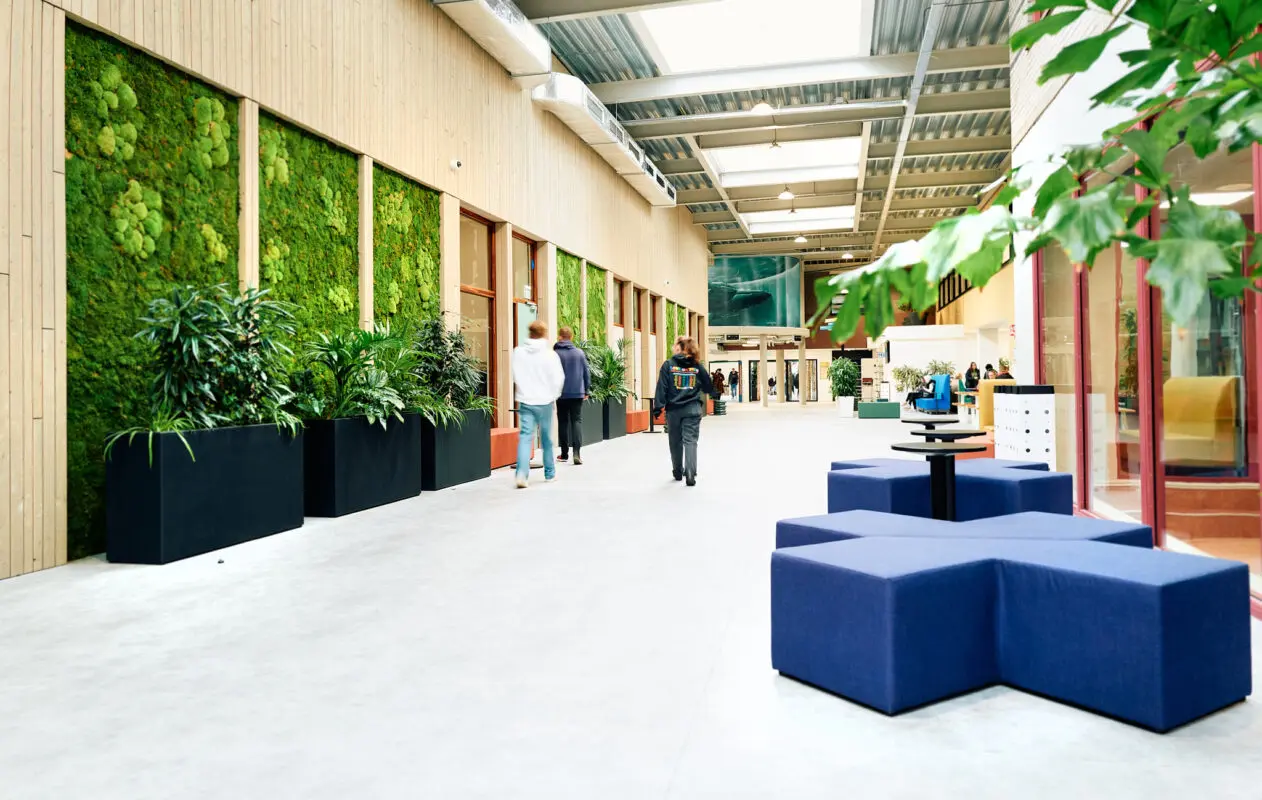 Mbo-studenten lopen in de centrale ruimte op de Onderwijsboulevard