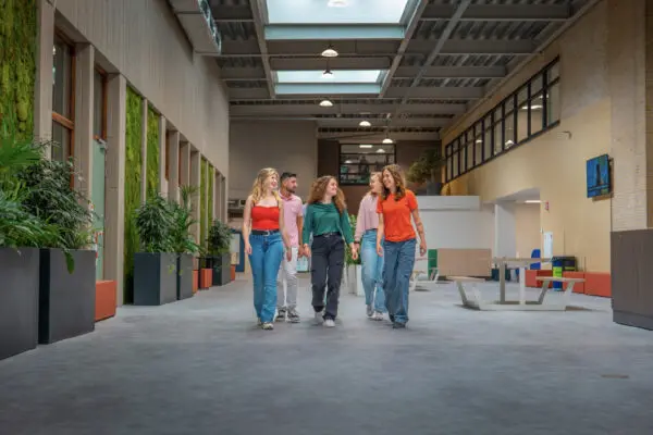Groepje mbo-studenten lopen door de gang bij MBO Utrecht