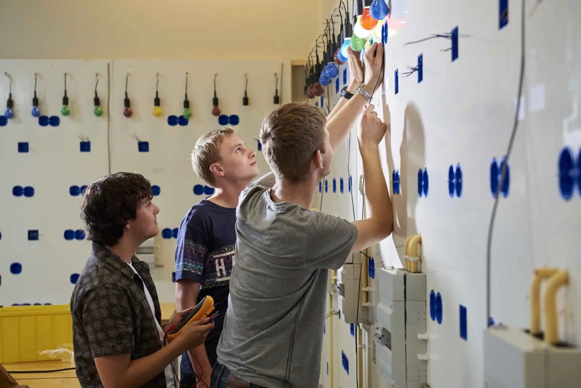 Mbo-studenten Technicus Engineering samen aan het werk met verlichting