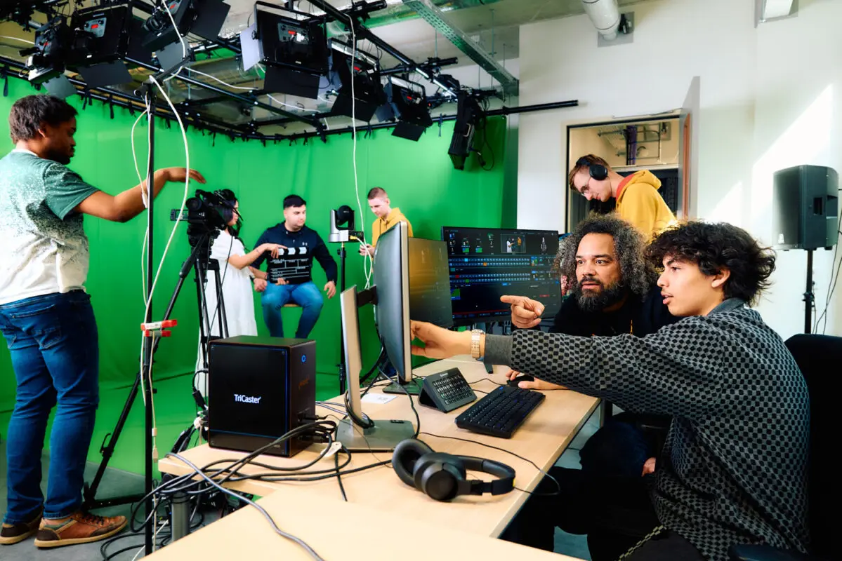 ICT studenten en docent in een opname studio met green screen