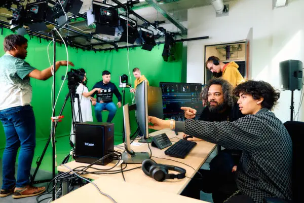 ICT studenten en docent in een opname studio met green screen