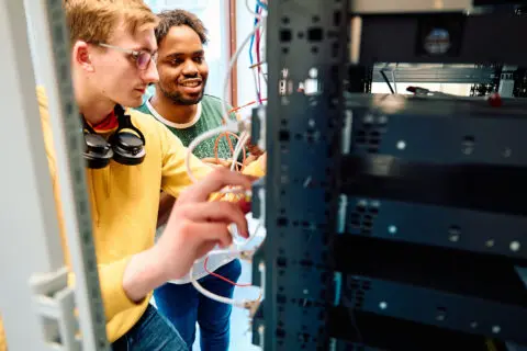 Mbo studenten ICT aan het werk tijdens praktijklessen in een serverruimte