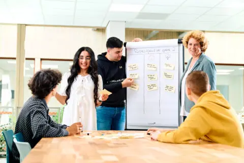 MBO-studenten ICT werken samen tijdens scrum project