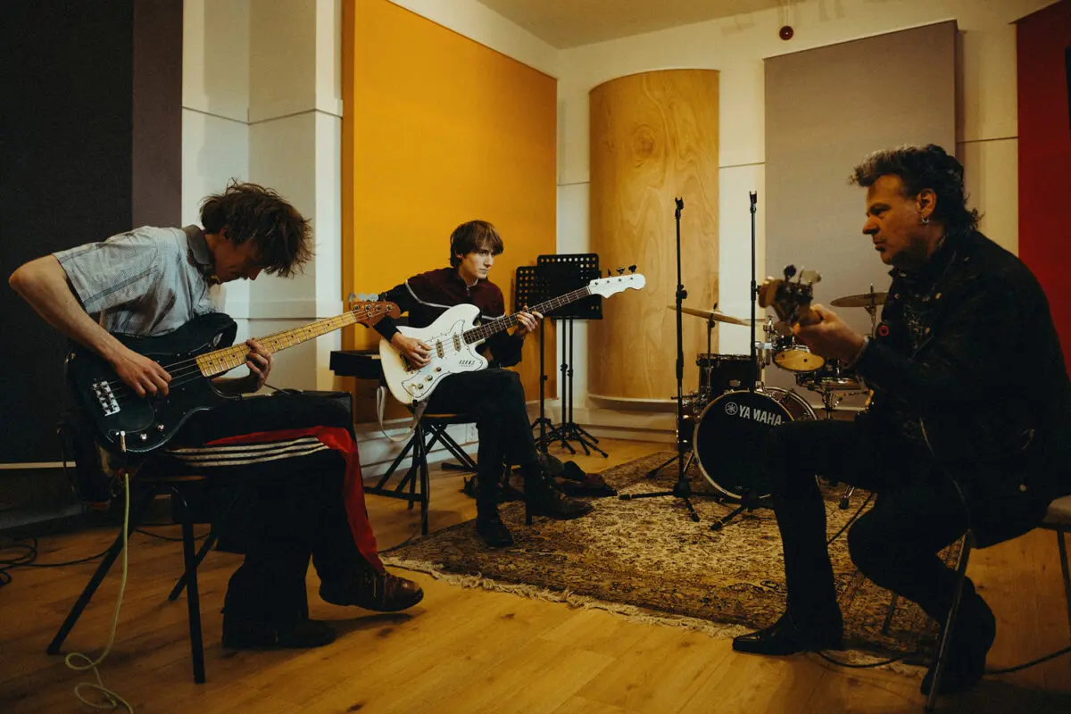 muziekstudent en docent in oefenruimte