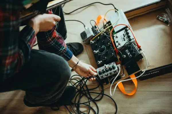 muziekstudent bedient muziek pedals