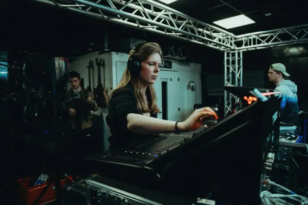 muziekstudent regelt licht en geluid