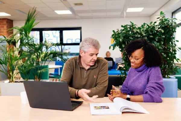 Volwassen in gesprek over omscholing