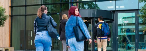 Promobanner van student bij de ingang van de onderwijsboulevard