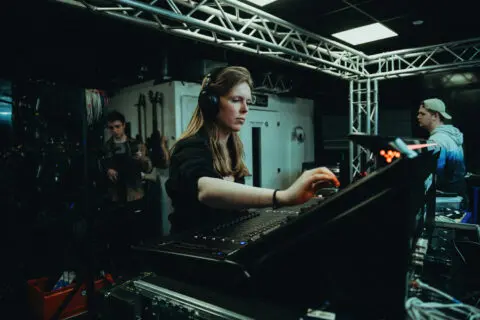 Student Podium- & Evenemententechniek achter een mengpaneel