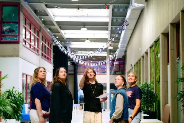 Toerisme student geeft rondleiding