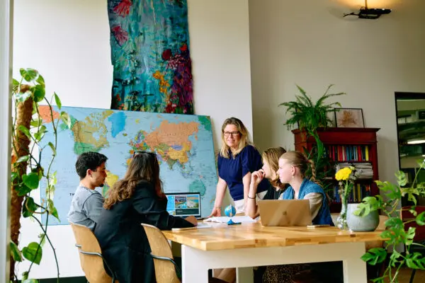Docent spreekt geeft toerismeles bij landkaart