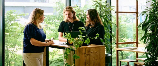 Studenten toerisme oefenen aan de reserveringsbalie