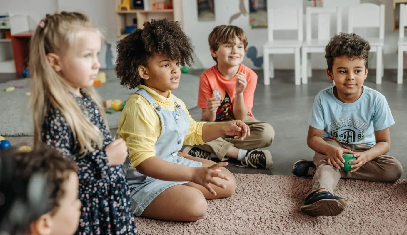 Kinderen zittend naast elkaar, mbo Kind en Onderwijs