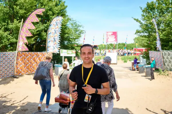 Mbo-studenten Evenementenorganisatie scant de tickets van de bezoekers