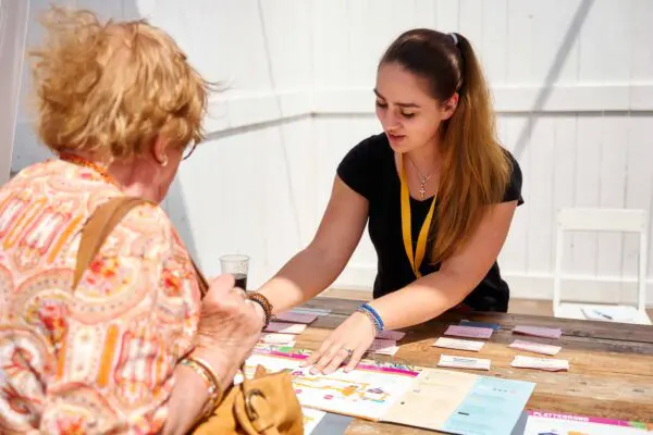 Mbo-student Evenementenorganisatie legt de plattengrond uit aan bezoeker