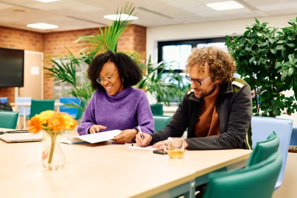 Mbo-student marketing krijgt uitleg van haar docent