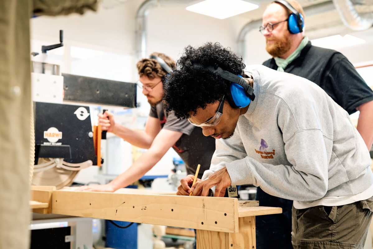 Mbo-student leert werken in het houtbewerkingslokaal