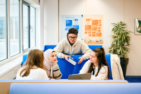 Mbo-studenten Business Services en Recht, verzekeringen en HR met elkaar in overleg