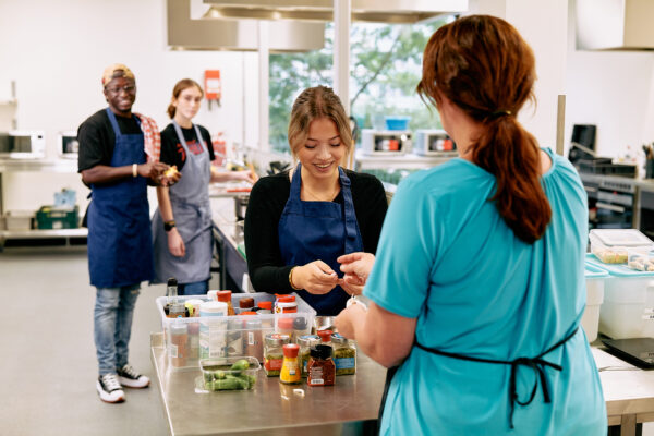 MBO-studenten Entree Horeca & voeding in een praktijkles aan het koken
