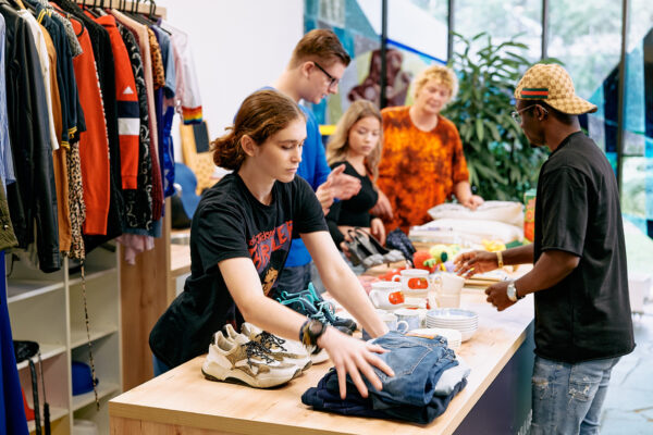 MBO-studenten Verkoop/Retail in een winkel-praktijkruimte