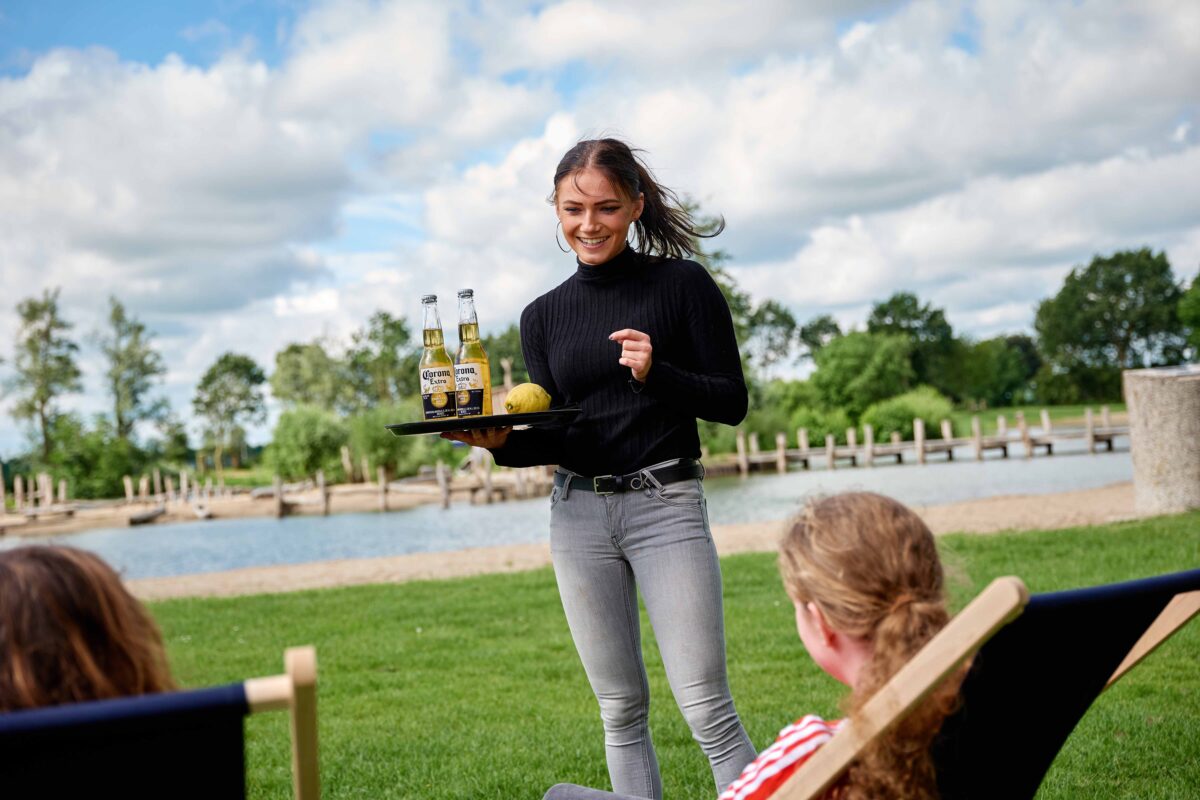 MBO student aan het bedienen bij een horecagelegenheid langs het water
