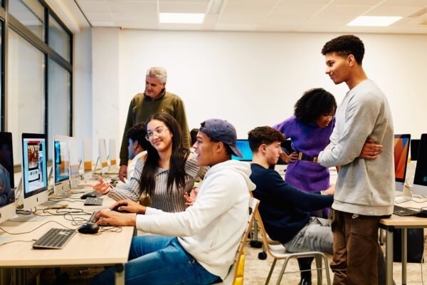 Mbo-studenten marketing in een praktijkles achter hun computer
