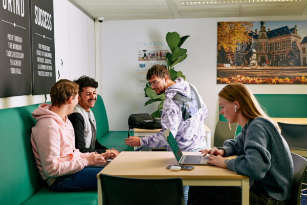 MBO-studenten retail met elkaar in gesprek