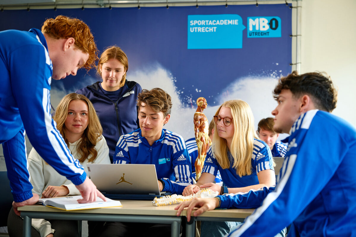 Mbo-studenten Sport tijdens een theorieles met elkaar in gesprek