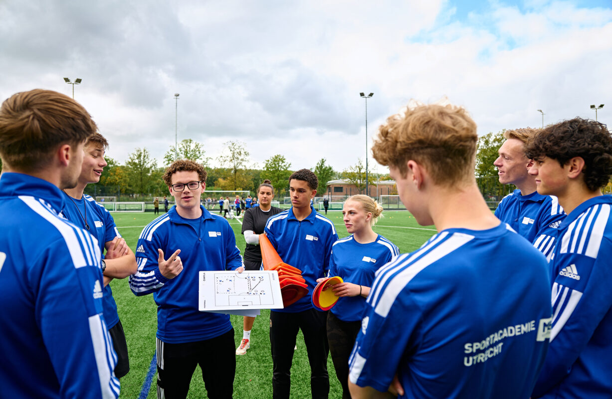 Groep mbo studenten Sport overleggen over speltactiek
