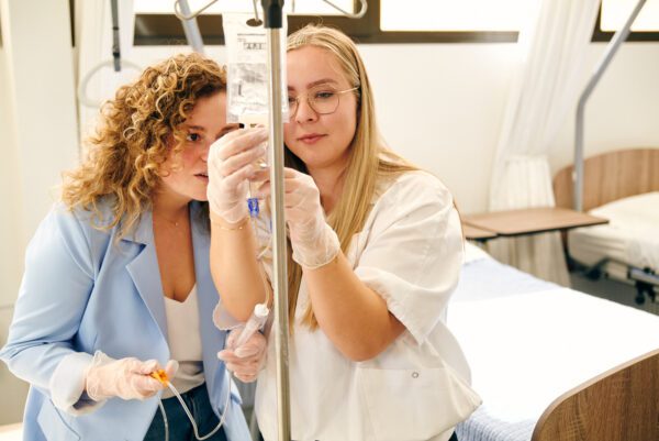 mbo-studenten zorg en welzijn oefenen met met een infuus